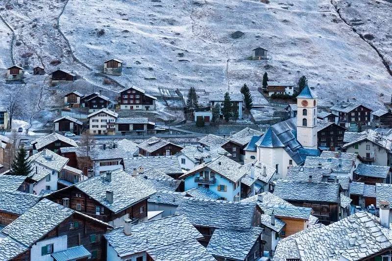 3座普利兹克奖杯，4位世界级建筑大师，一同跑到瑞士乡下建了座可以泡温泉的酒店，要不要一起？