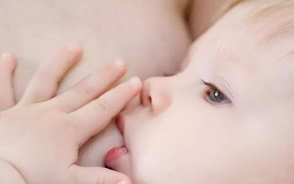 抱着喝奶呛奶窒息的急救方法,宝宝呛奶快窒息了该怎么自救