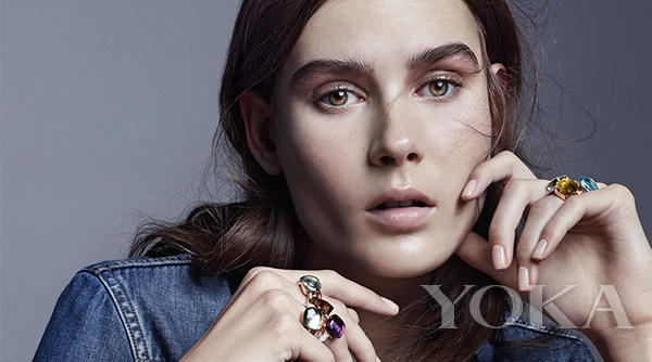 春节的甜蜜抢先尝将水果硬糖戴在身上