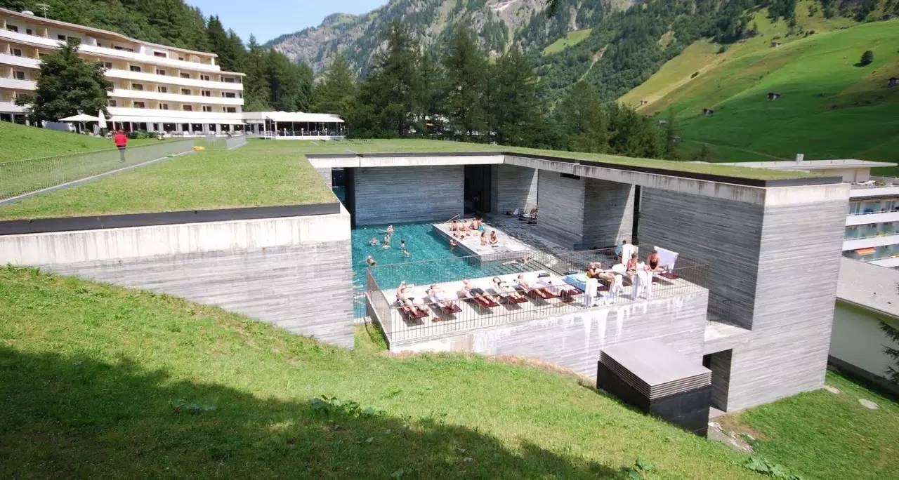 3座普利兹克奖杯，4位世界级建筑大师，一同跑到瑞士乡下建了座可以泡温泉的酒店，要不要一起？