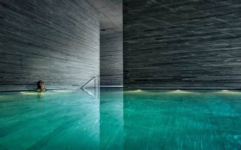 3座普利兹克奖杯，4位世界级建筑大师，一同跑到瑞士乡下建了座可以泡温泉的酒店，要不要一起？