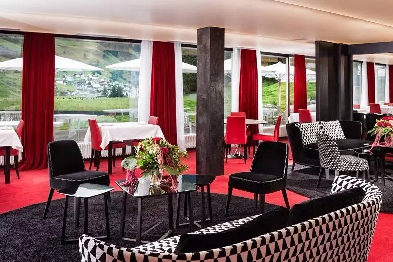 3座普利兹克奖杯，4位世界级建筑大师，一同跑到瑞士乡下建了座可以泡温泉的酒店，要不要一起？