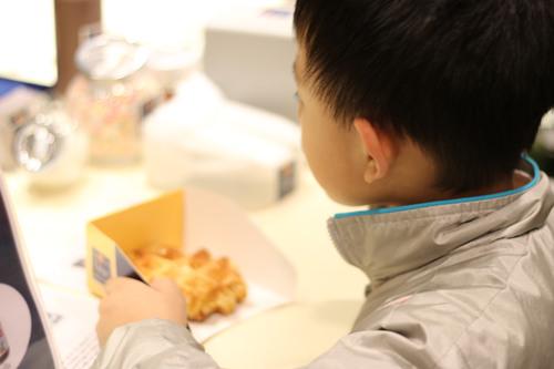 老板，一杯热朱古力，一份烈日窝夫+士多啤梨酱······