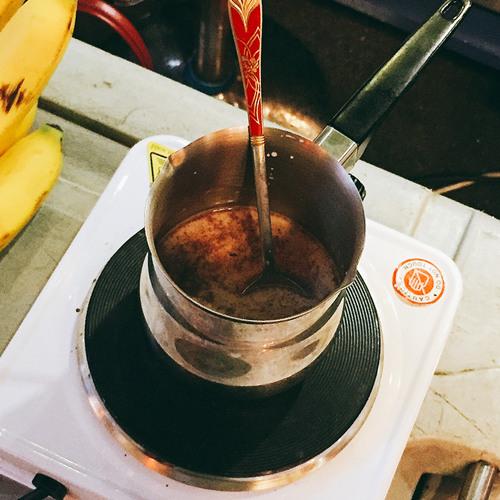 老板，一杯热朱古力，一份烈日窝夫+士多啤梨酱······