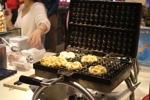 老板，一杯热朱古力，一份烈日窝夫+士多啤梨酱······