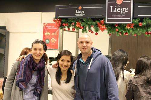 老板，一杯热朱古力，一份烈日窝夫+士多啤梨酱······