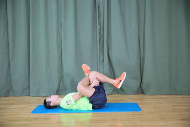 跑后正确拉伸动作教程避免粗腿,如何短跑后拉伸