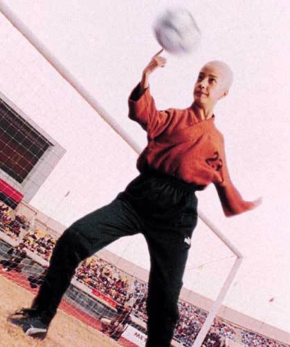 张柏芝莫文蔚谈少林足球,张柏芝莫文蔚少林足球拍摄片场