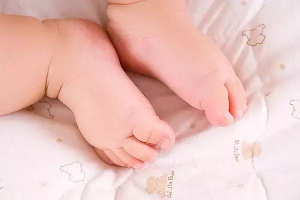 小鹤教你冬天怎样保护好宝宝的小脚丫！