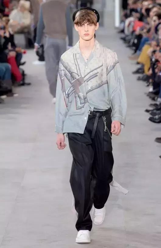 lv x supreme联名红色卫衣 (lv和supreme联名牛仔外套)