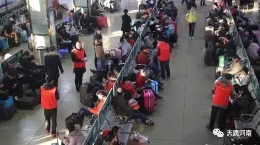 温暖春运志愿者在行动 (党员志愿者温暖春运回家路)