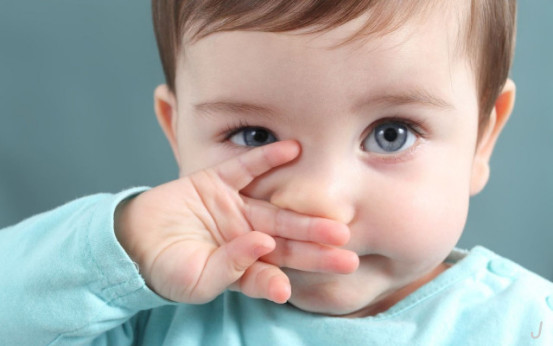 宝宝说鼻子不舒服需要靠着睡,宝宝经常说鼻子不舒服是怎么回事