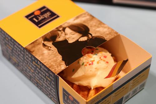 老板，一杯热朱古力，一份烈日窝夫+士多啤梨酱······