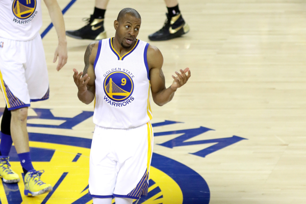 勇士球员一个一个倒下,勇士摔倒