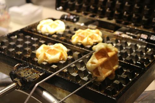 老板，一杯热朱古力，一份烈日窝夫+士多啤梨酱······