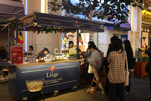 老板，一杯热朱古力，一份烈日窝夫+士多啤梨酱······