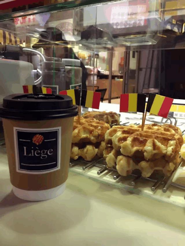 老板，一杯热朱古力，一份烈日窝夫+士多啤梨酱······