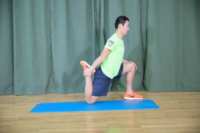 跑后正确拉伸动作教程避免粗腿,如何短跑后拉伸