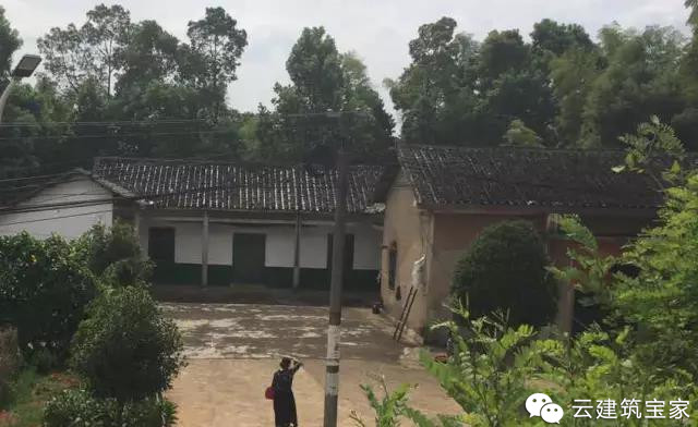 收藏家请甲级设计院回农村建了新中式别墅，巧妙设计改善西晒问题