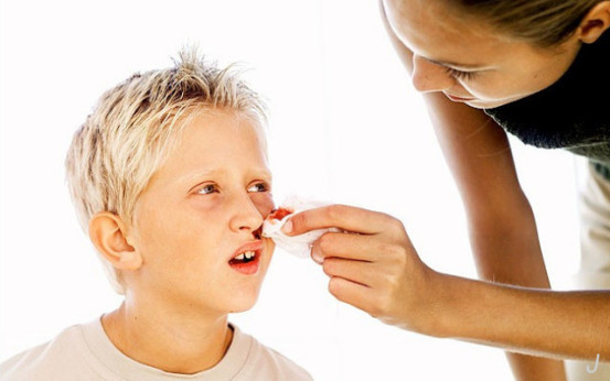 宝宝说鼻子不舒服需要靠着睡,宝宝经常说鼻子不舒服是怎么回事