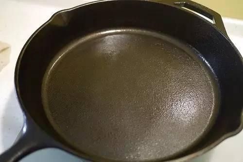 铁锅生锈怎么办如何防止铁锅生锈,铸铁锅与生铁锅哪个爱生锈