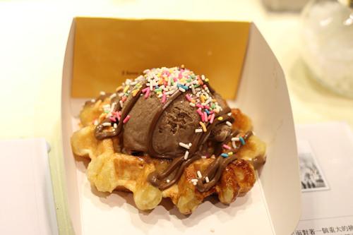 老板，一杯热朱古力，一份烈日窝夫+士多啤梨酱······