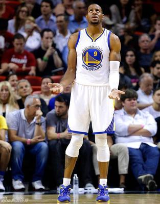 勇士球员一个一个倒下,勇士摔倒