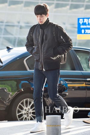 刘德华坠马前后,刘德华坠马是开刀还是保守治疗