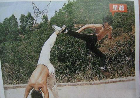 周星驰李小龙先生,周星驰跟李小龙的功夫谁厉害