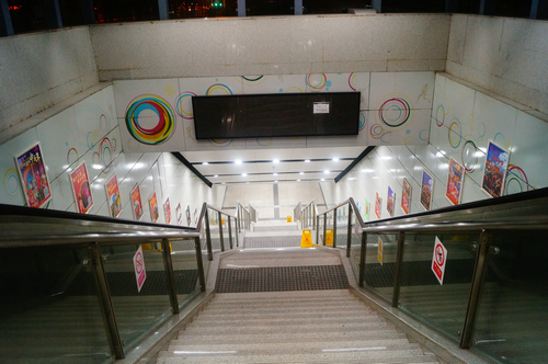 实拍正月初一夜晚深圳宝体地铁站，偌大地铁站内很安静