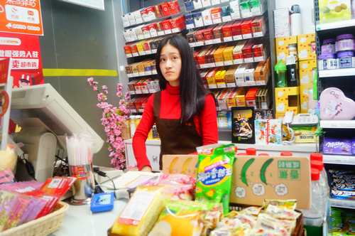 实拍正月初一夜晚深圳宝体地铁站，偌大地铁站内很安静