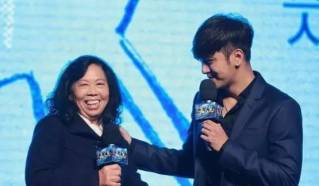 她出演了一部周星驰的电影,凭借星爷电影一夜爆红的她