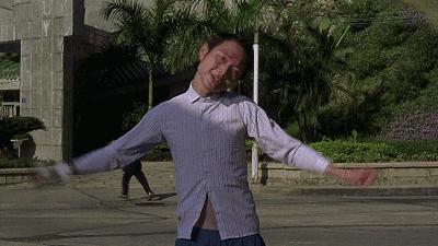 她出演了一部周星驰的电影,凭借星爷电影一夜爆红的她