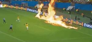 奇葩的足球特效,足球加上特效后燃爆了