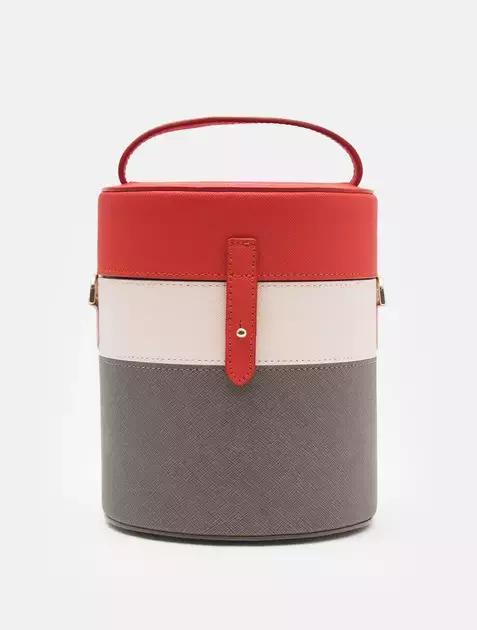 鬼怪剧终，那些美貌的包包却让女王完全停不下来种草