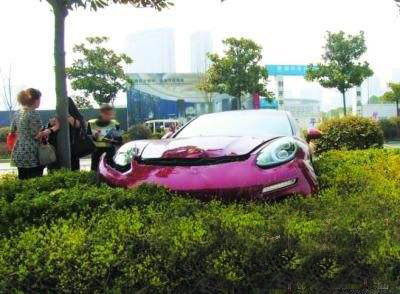 他从未开过车却敢答应与人飙车，豪车中途冲进绿化带