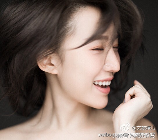 瞪大眼睛看足球界美女奇特拜年