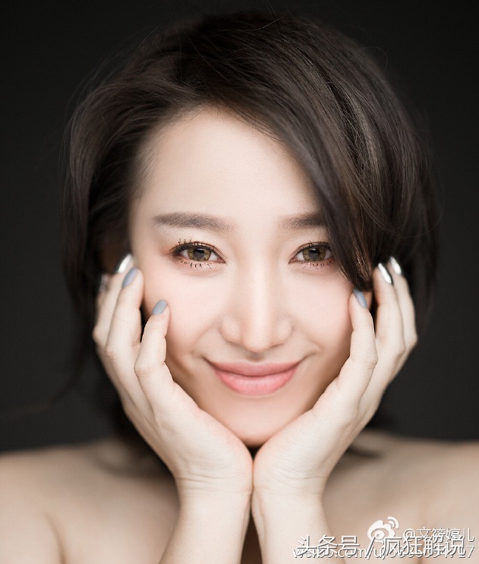 瞪大眼睛看足球界美女奇特拜年