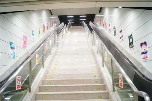 实拍正月初一夜晚深圳宝体地铁站，偌大地铁站内很安静