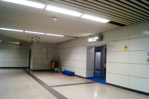 实拍正月初一夜晚深圳宝体地铁站，偌大地铁站内很安静