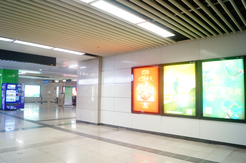 实拍正月初一夜晚深圳宝体地铁站，偌大地铁站内很安静