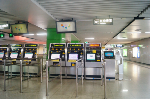 实拍正月初一夜晚深圳宝体地铁站，偌大地铁站内很安静