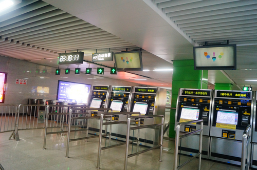 实拍正月初一夜晚深圳宝体地铁站，偌大地铁站内很安静