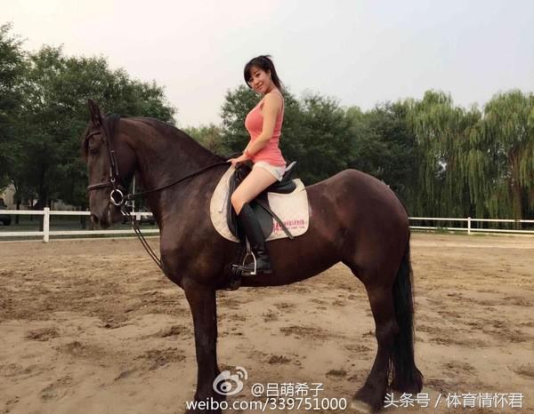 台球美女裁判绝技惊人，能双腿夹碎核桃比下潘晓婷