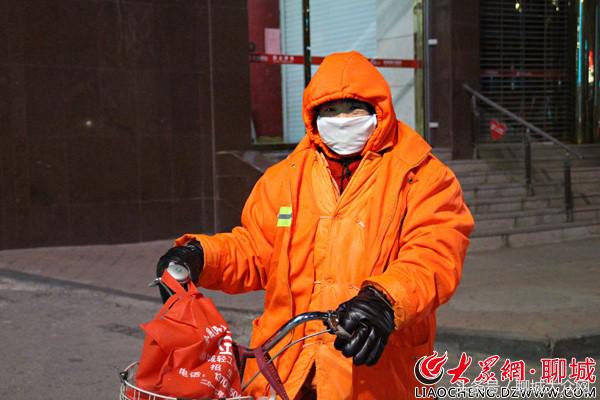 网络媒体走转改之环卫工人清晨四点上街，期盼早回家与家人团聚