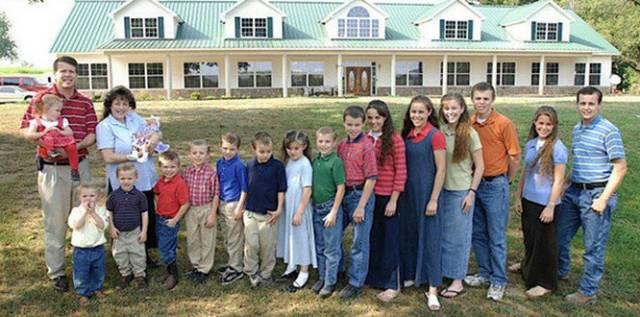 美国夫妇二十五年生十九子女，领着福利还想继续生下去！