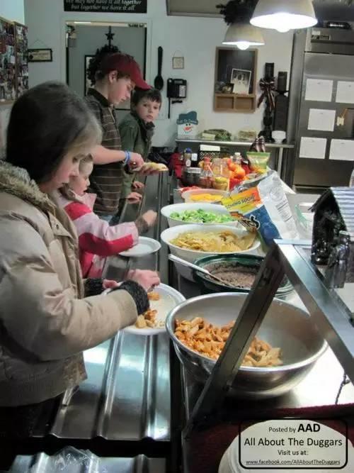 美国夫妇二十五年生十九子女，领着福利还想继续生下去！