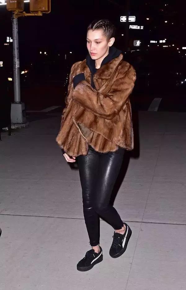 杨幂小金珠手链,杨幂小贝壳黑裙