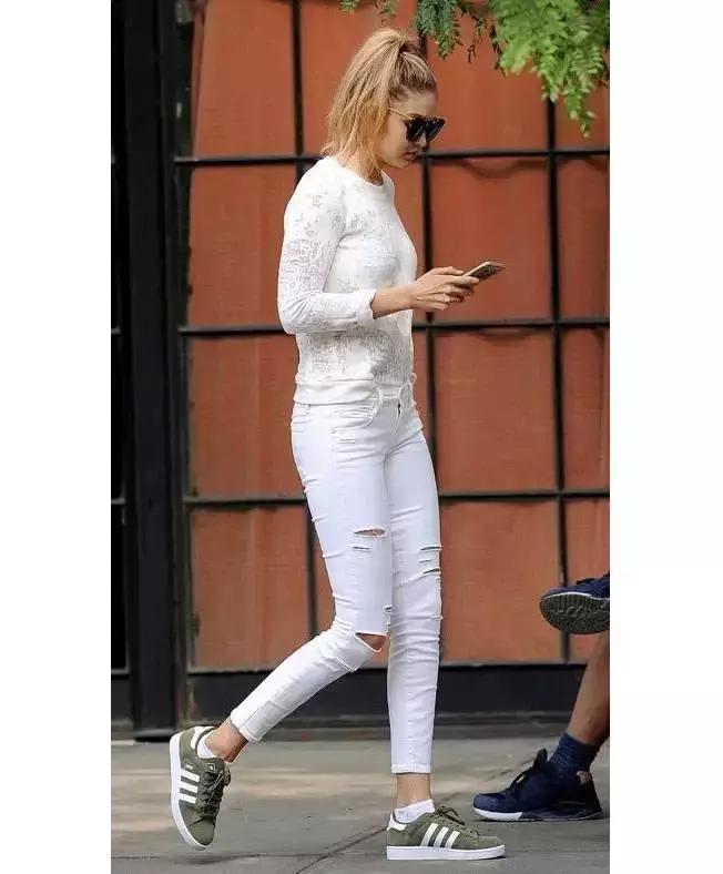 杨幂小金珠手链,杨幂小贝壳黑裙