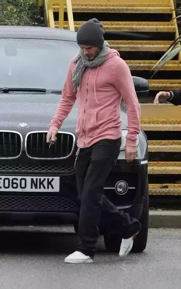 杨幂小金珠手链,杨幂小贝壳黑裙